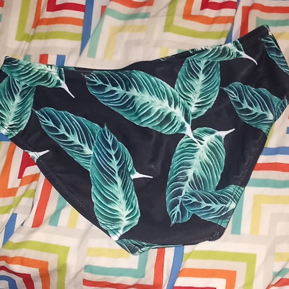 Bathing suit bottoms. small - Picture 2 of 3